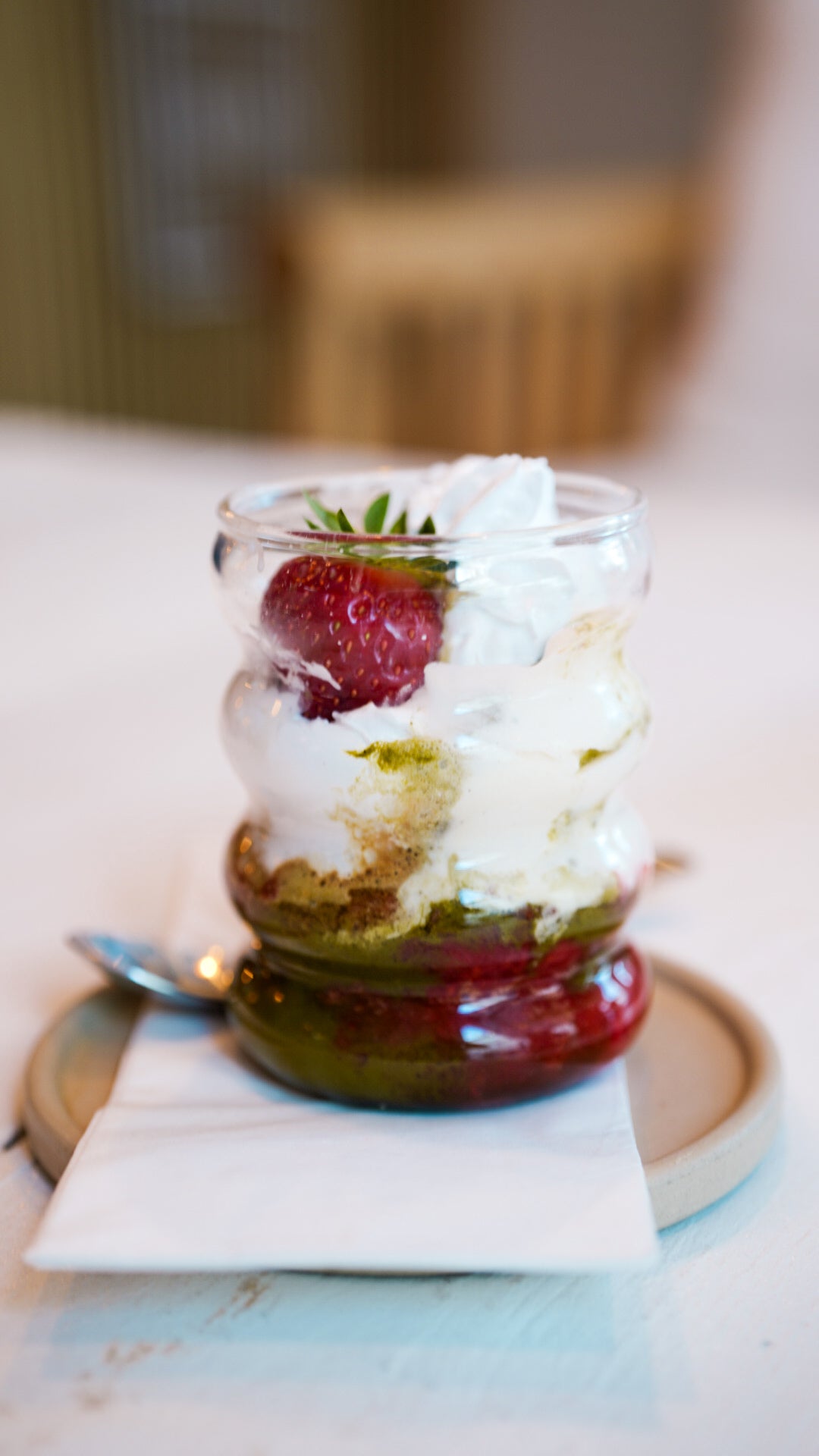 Glas im Wellen-Design